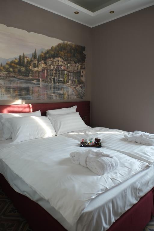 Michelangelo B&B Варенна Екстер'єр фото